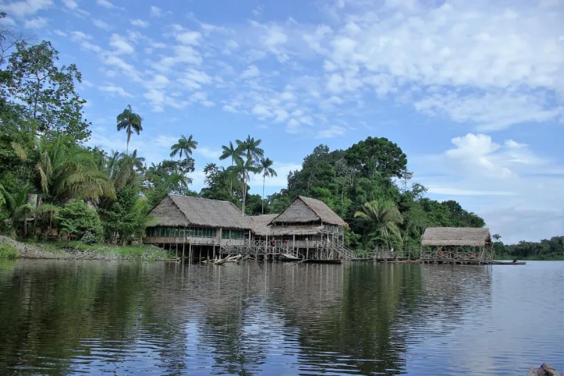 Häuser am Rande des kolumbianischen Amazonas