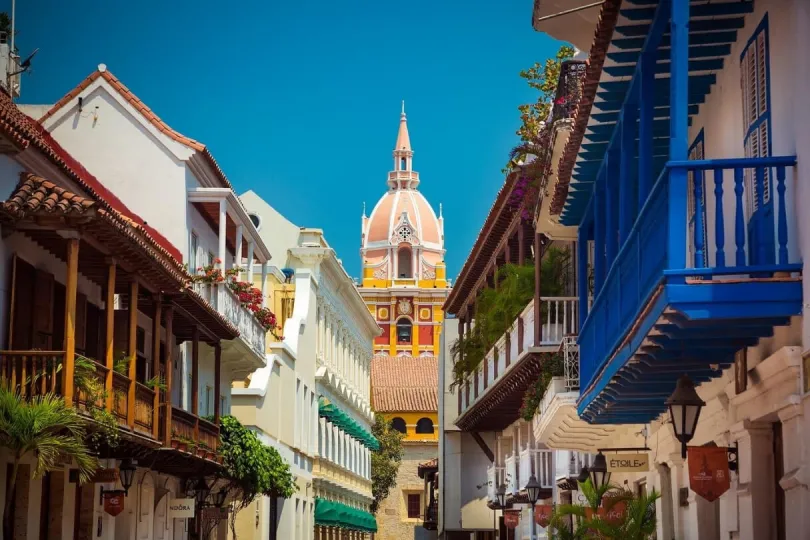 Bunte Häuser und eine Kirche in Cartagena