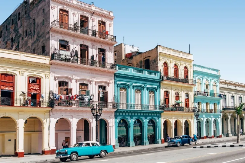 Bunte Häuser und Oldtimers in der Altstadt von Havanna