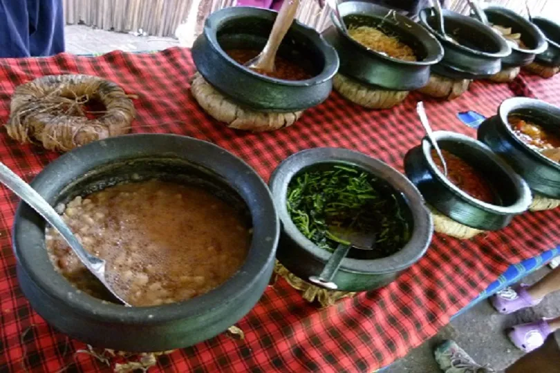 Lokales Essen aus Tansania genießen