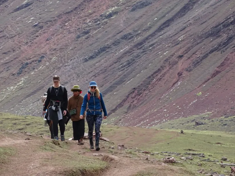Eine Gruppe wandert zu den Rainbow Mountains in Peru