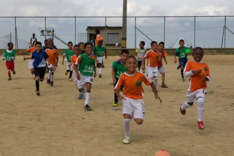 Jungs spielen Fußball