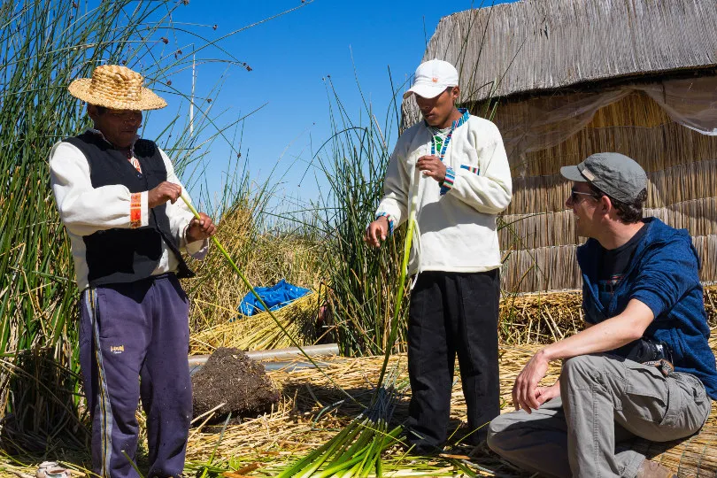 Zwei Männer auf der Uros Inseln am Titicacasee demonstrieren das Schilf-Handwerk