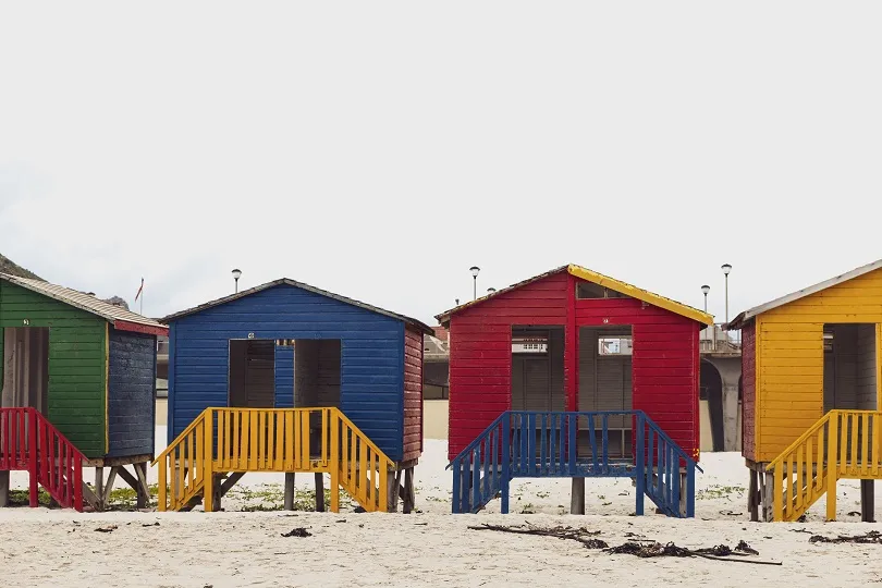 Bunte Häuser am Strand von Muizenberg, Kapstadt