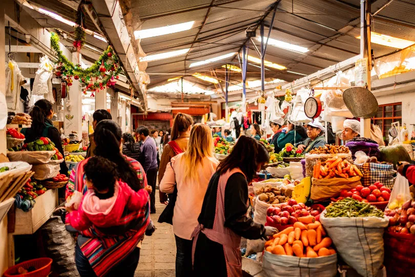 Bei der Familienreise nach Peru besuchen Sie einen Markt und probieren die leckeren peruanischen Früchte