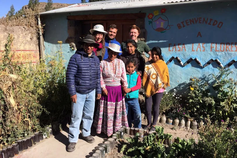 Eine Familie übernachtet während der Peru Highlight Reise bei einer Gastfamilie im Colca Canyon