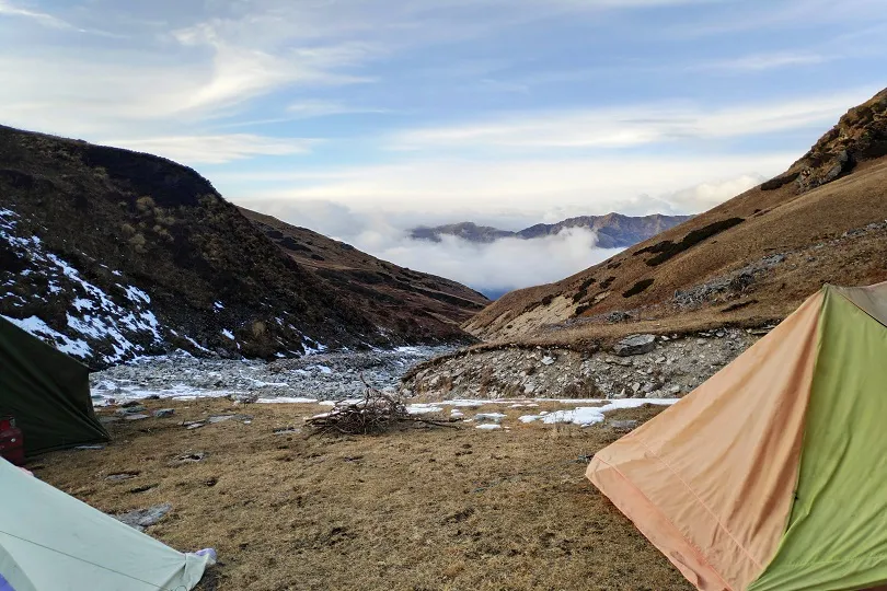 Zeltplatz am Fuße des Berges im Himalaya