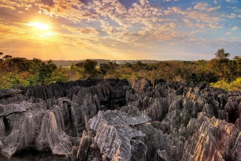 Sonnenuntergang im Tsingy de Bemaraha Nationalpark auf Madagaskar