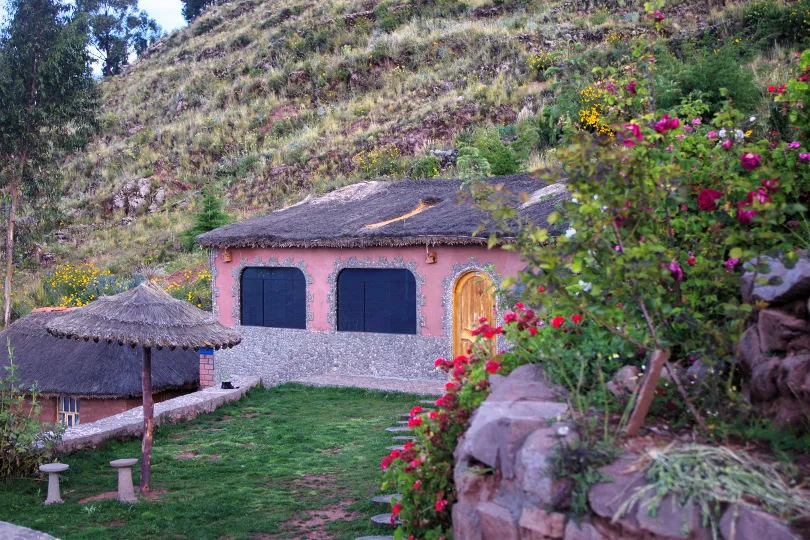 Das Intiwasi Hotel liegt toll gelegen am Titicacasee