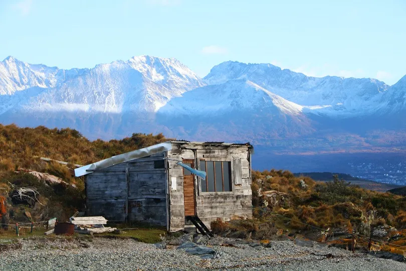 Hütte vor der Berglandschaft Argentiniens