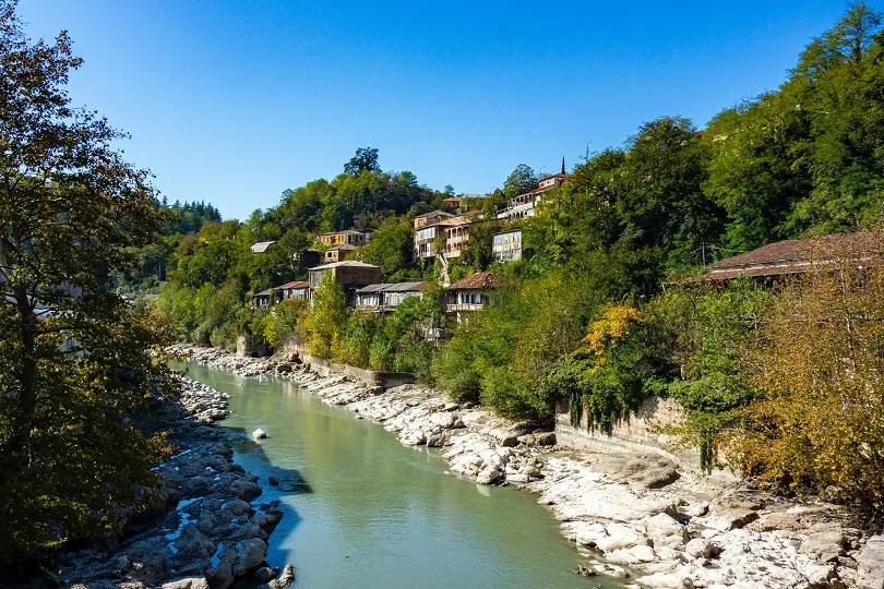 Blick auf einen Fluss in Tbilsi, Georgien