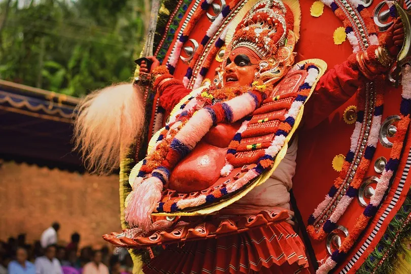 Bunte maskierte Menschen auf einem Festival in Indien