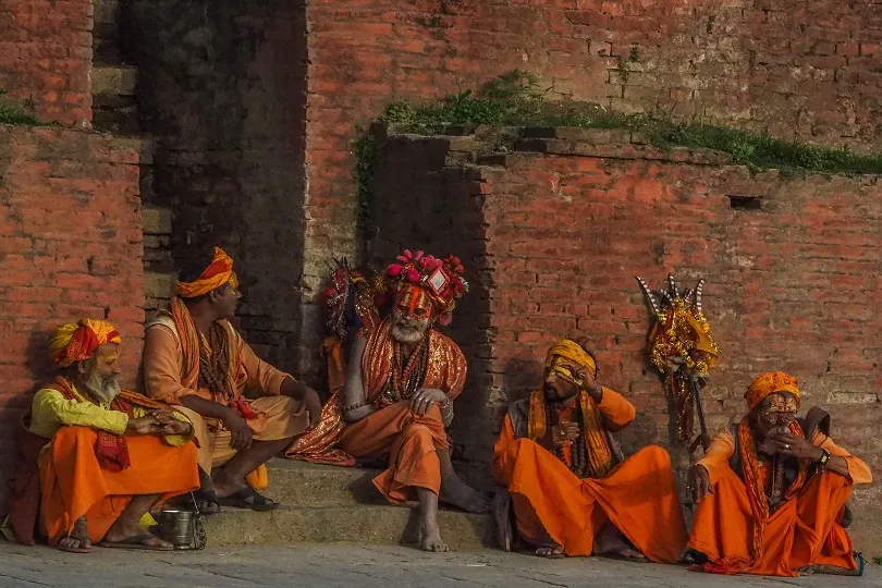 Heilige Männer sitzen in ihren Gewändern in Kathmandu