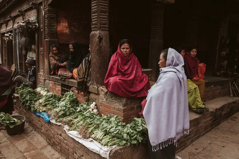 Zwei Frauen sitzen auf dem Markt von Bhaktapur