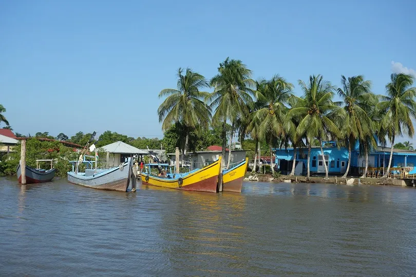 Bote am Strand von Suriname