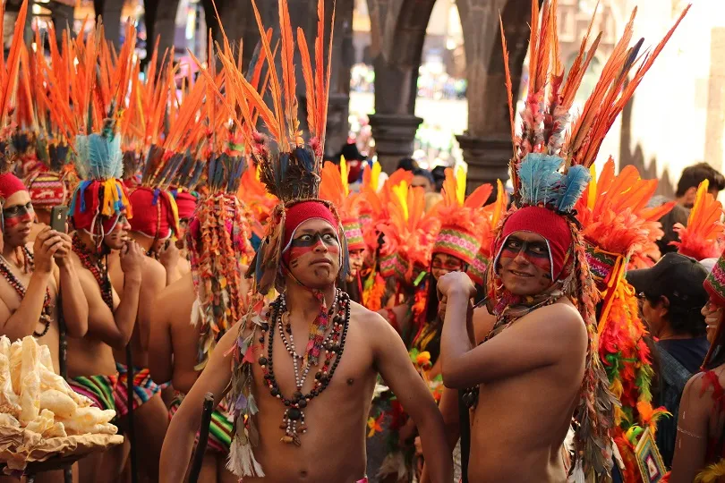 Bunt maskierte Männer auf dem Inti Raymi Festival in Peru