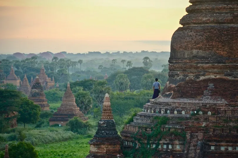 Blick auf die Tempelkronen in Myanmar