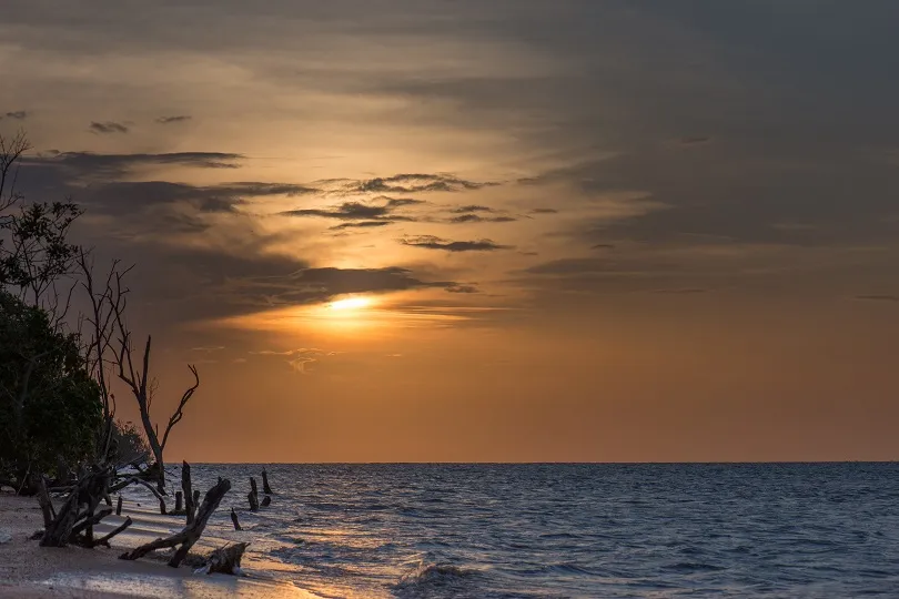 Ein Strand in Suriname bei Sonnenuntergang