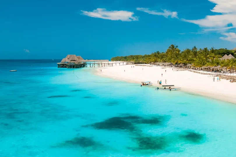 Türkisblaues Wasser auf der Insel Sansibar