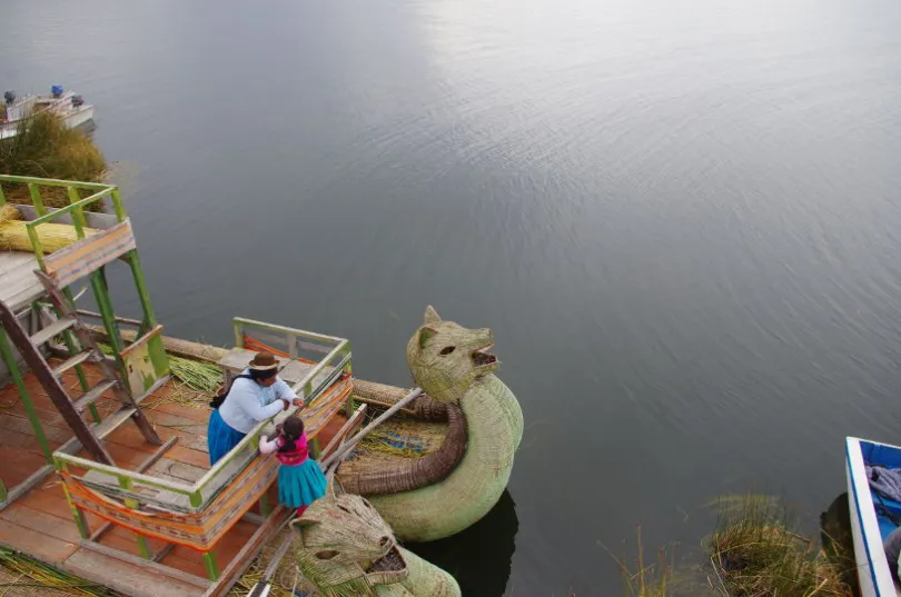 Das Schilfboot am Titicacasee steht zur Abfahrt bereit