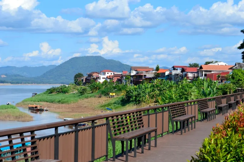 Ein kleines Dorf am Rande des Mekong-Flusses