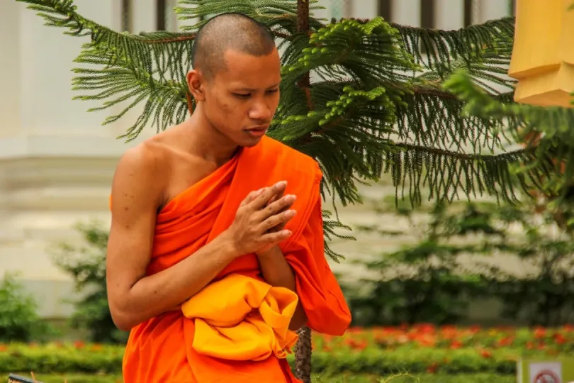 Ein junger thailändischer Mönch