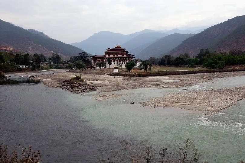 Blick auf den Punakha Dzong in Bhutan