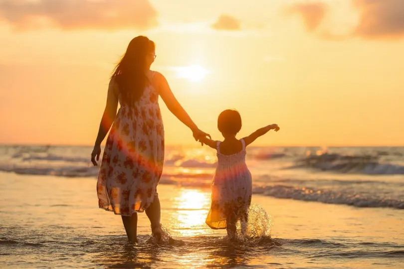 Mutter und Kind am Strand von Thailand