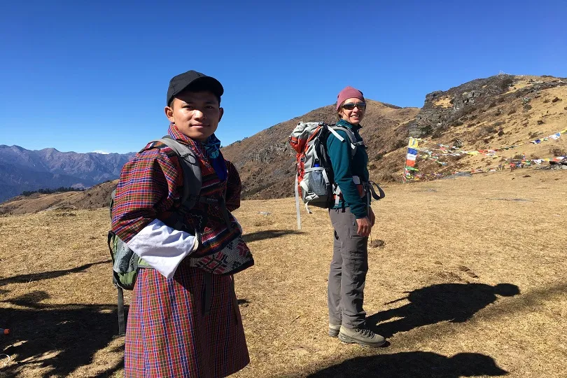 Touristin auf Wanderung mit den Locals