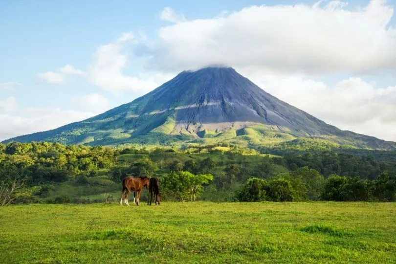 Traumhaft schönes Panorama: Vulkan in Costa Rica