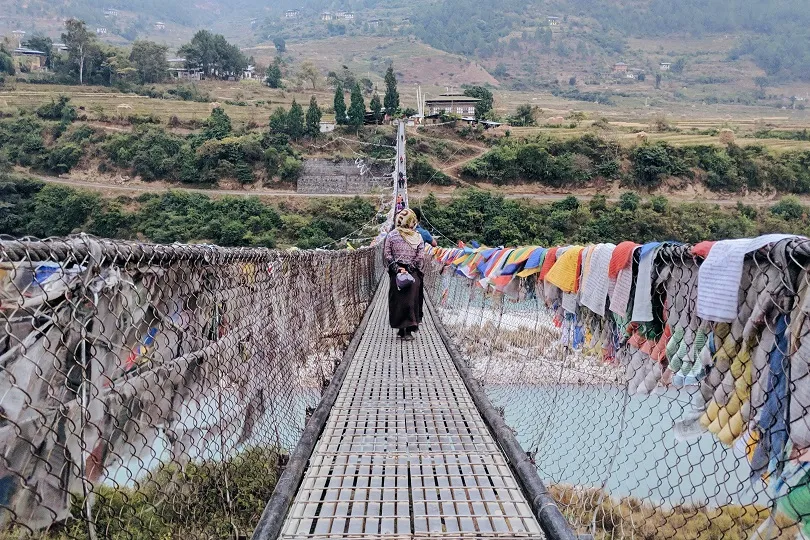 Hängebrücke mit Gebetsfahnen in Punakkha, Bhutan
