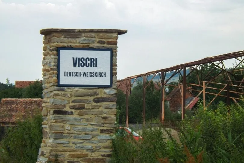 Ortsschild in Viscri: Deutsche Wurzeln in Rumänien