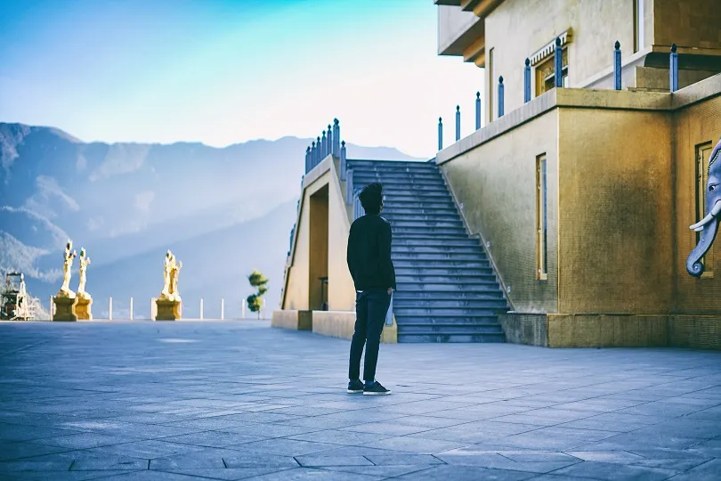 Platz mit traditionellen goldenen Statuen in Thimphu