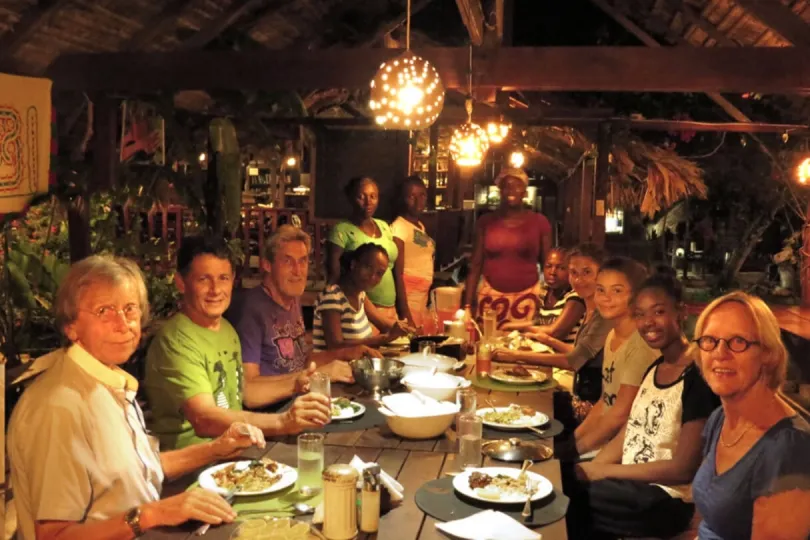 Eine Gruppe von Menschen isst im Restaurant