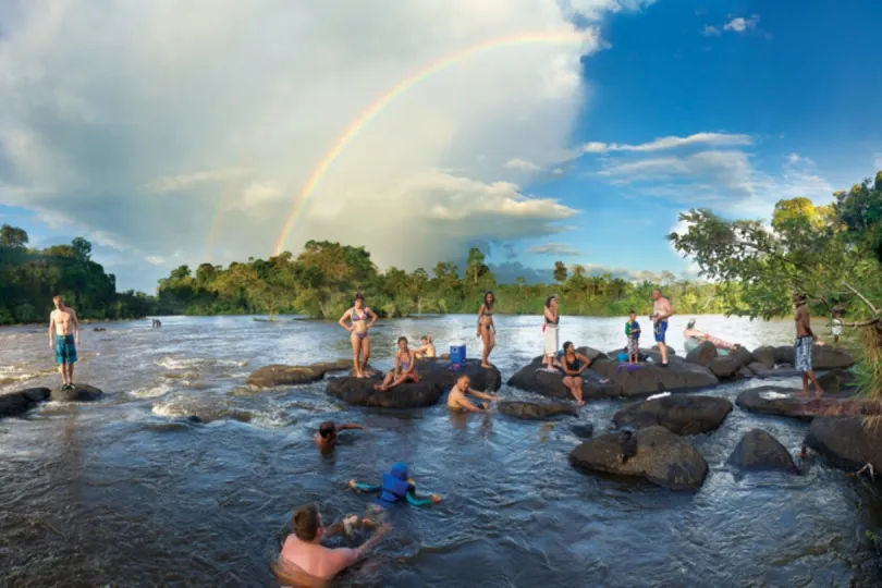 Menschen schwimmen in Suriname
