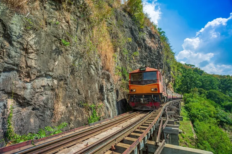 Die Eisenbahn fährt durch bunte Landschaften