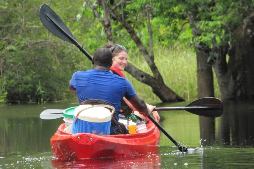Zwei Menschen fahren Kayak