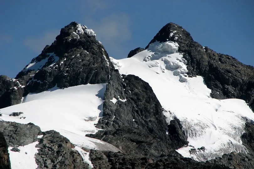 Schneebedeckter Gipfel im Ruwenzori Gebirge