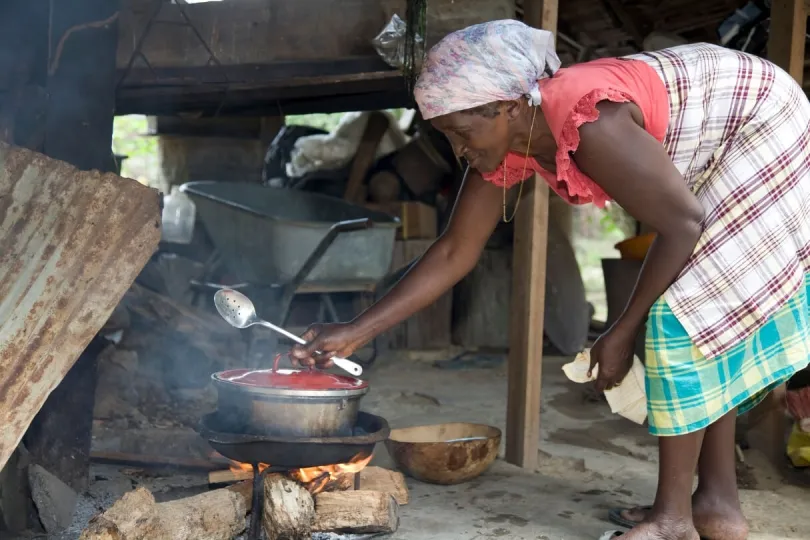 Eine Frau kocht in Suriname