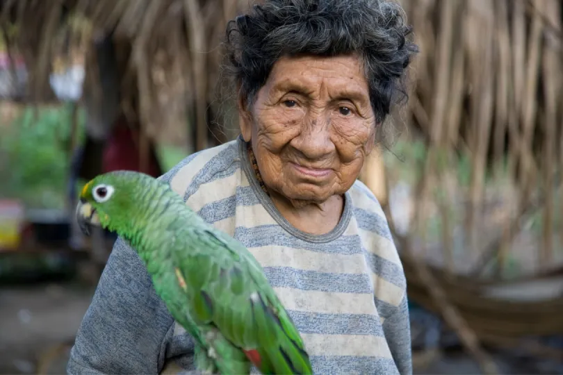 Eine Frau mit einem Papagei