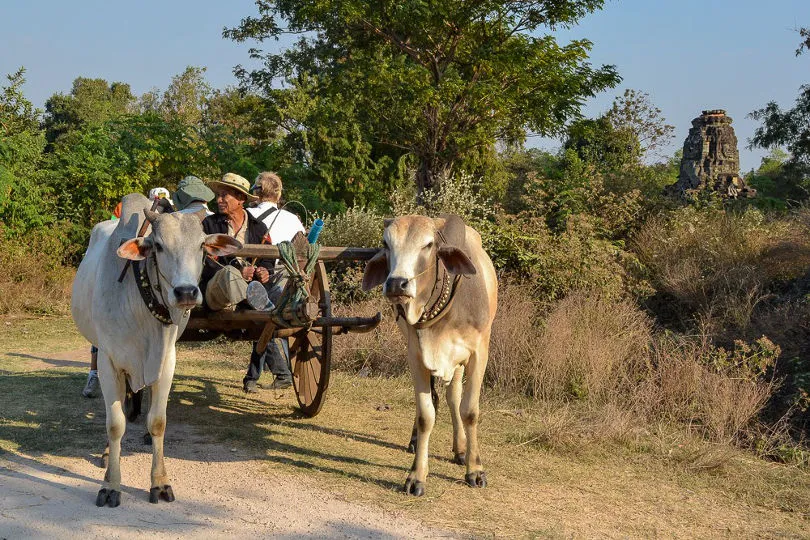 Menschen auf einem Karren in Kambodscha