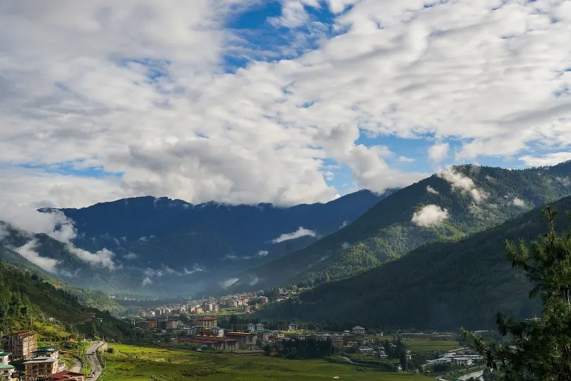 Die grüne Hügellandschaft in Thimphu, Bhutan