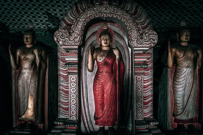 Im Dambulla Höhlentempel Buddha Statuen bestaunen