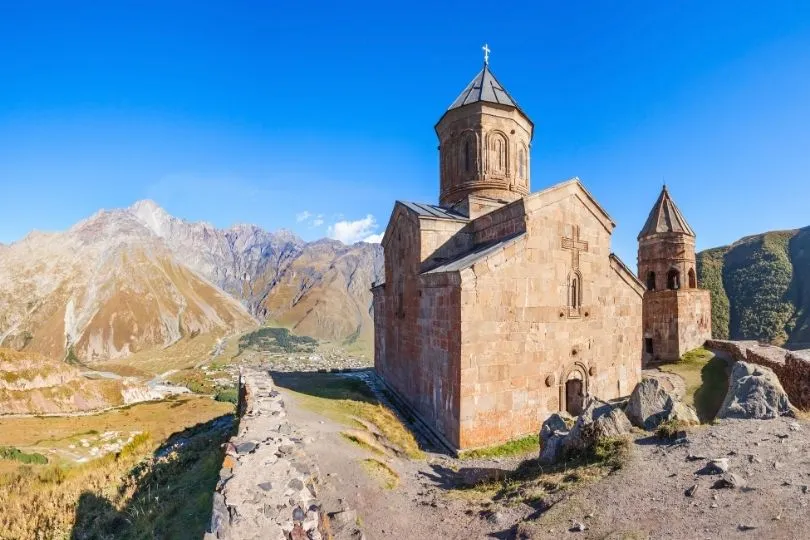 Highlight der Armenien Georgien Rundreise: Die Trinity Church bei Kazbegi