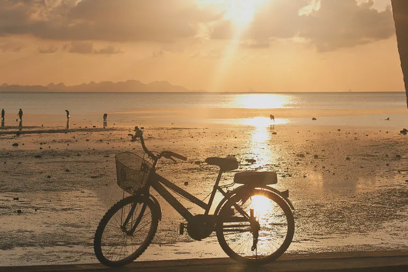 Ein Fahrrad steht am Strand von Koh Trong