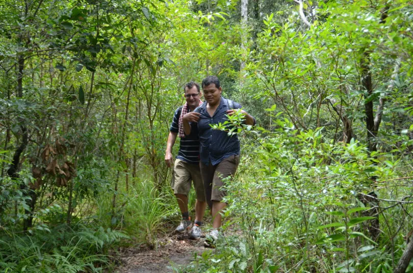 Zwei Männer laufen durch den Dschungel bei der Kambodscha mit Kindern Reise