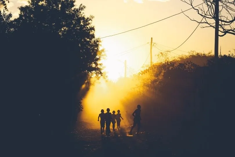 Spielende Kinder beim Sonnenuntergang auf Madagaskar