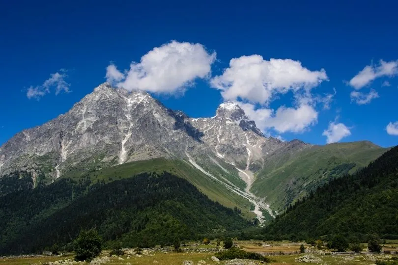 Tolles Panorama: Mazeri Bergkette in Georgien