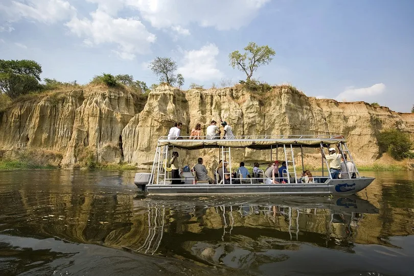 Eine Gruppe bei einer Bootssafari im Murchison Falls