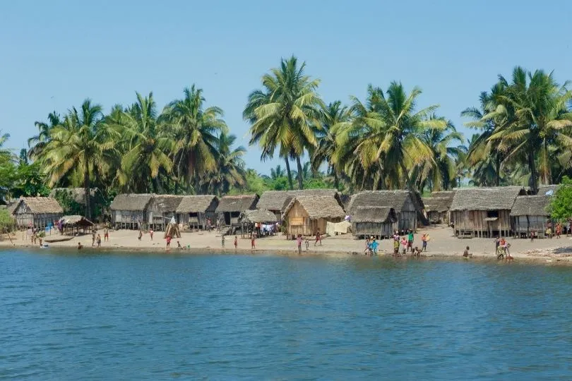 Kinder lieben Bootfahren auf dem Pangalanes Kanal in Madagaskar